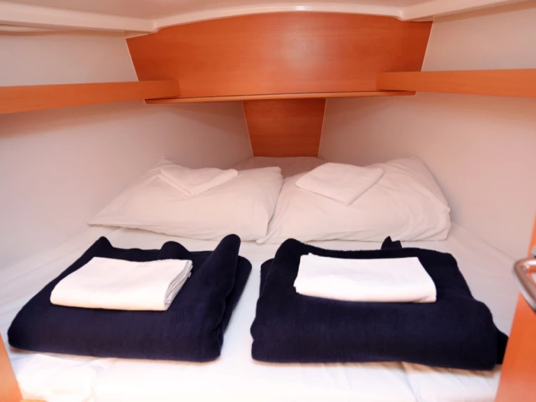 Pronajmout Plachetnice se skipperem či ne Jeanneau v Pula