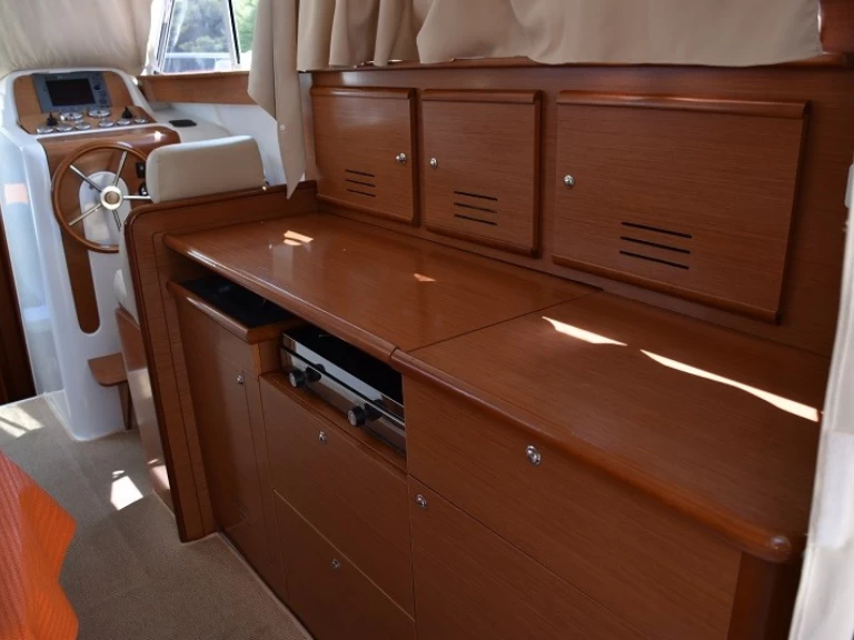 Pronájem lodi Bénéteau Antares 10.80 Fly v Rogoznica na Samboatu