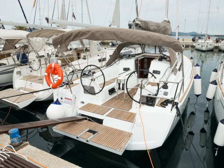 Pronajmout si Jeanneau Sun Odyssey 349 v Biograd Na Moru