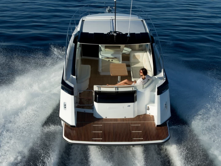 Pronájem Motorová loď Bénéteau s licencí