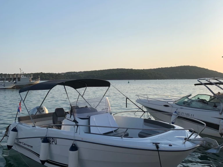 Pronajmout Motorová loď se skipperem či ne Jeanneau v Pula