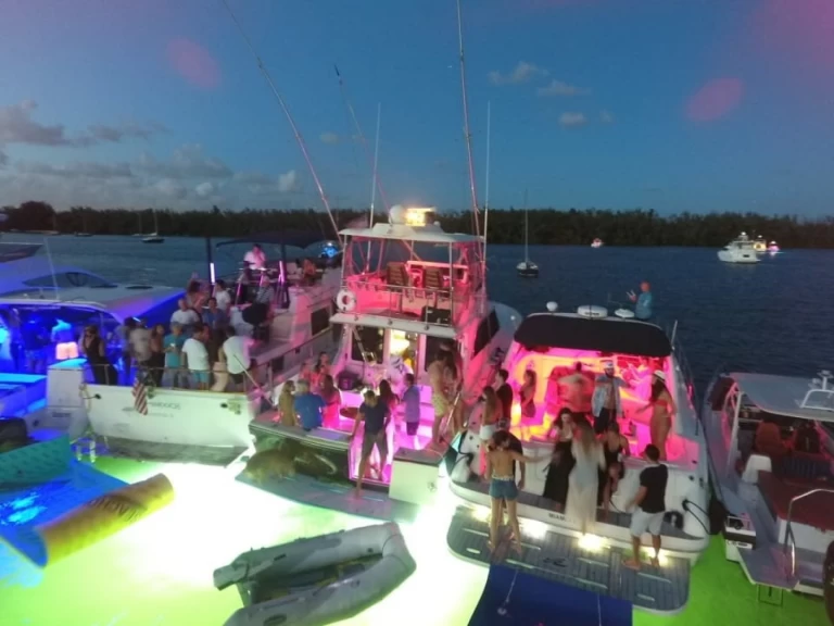 Pronájem lodi Miami lákavé ceny Sea Ray 410 Express Cruiser