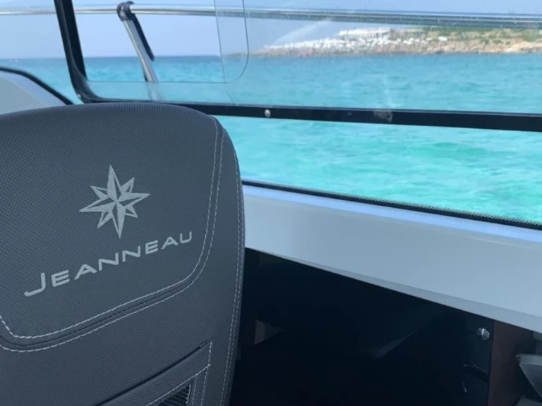 Jeanneau Merry Fisher 695 jednotlivci a charterové společnosti v El Toro