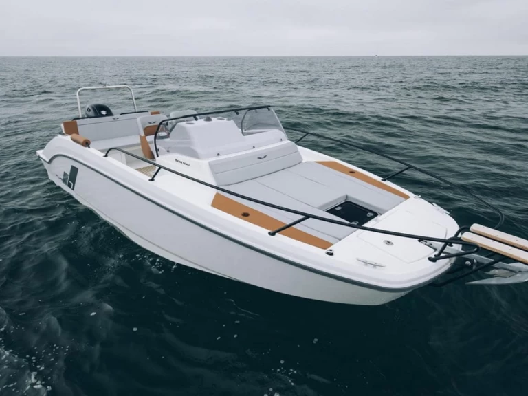 Bénéteau Flyer 7 SUNdeck jednotlivci a charterové společnosti v Mahon