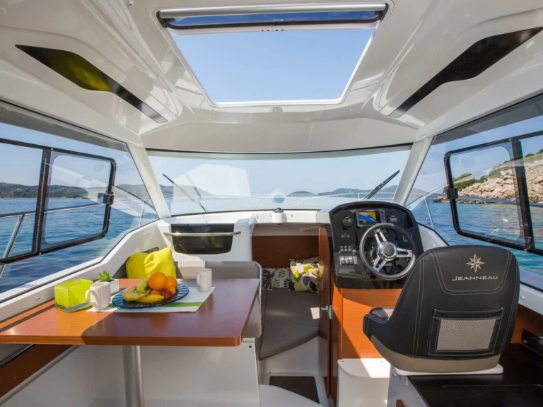 Pronájem Motorová loď Jeanneau s licencí