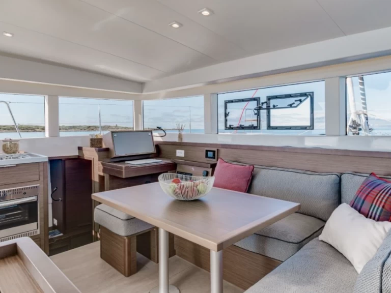 Pronájem lodi Raiatea lákavé ceny Lagoon 40