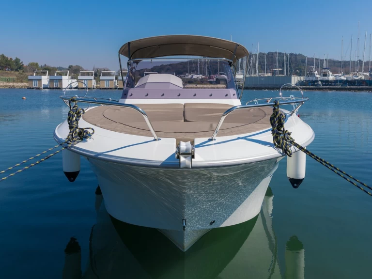 Motorová loď k pronájmu v Pula za nejlepší cenu