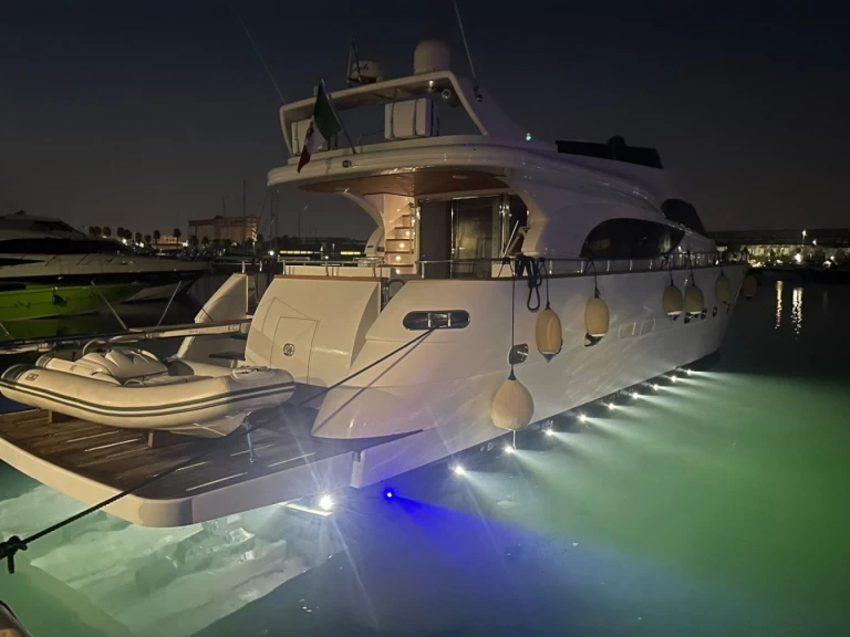 Benetti Benetti 72 jednotlivci a charterové společnosti v Salerno