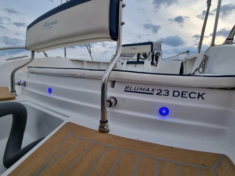 Pronajmout si tancredi Bluemax 23 Deck v Zaton