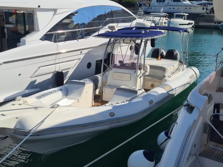 Zodiac Medline 3 jednotlivci a charterové společnosti v Sant Antoni de Portmany