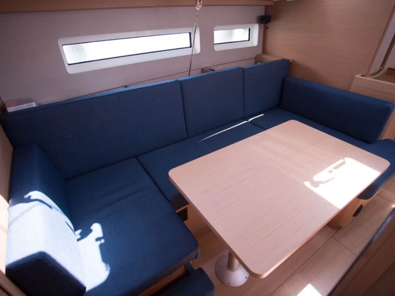 Pronajmout si Jeanneau Sun Odyssey 440 v Donji Seget