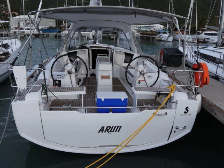 Pronajmout si Bénéteau Oceanis 38.1 v Road Town