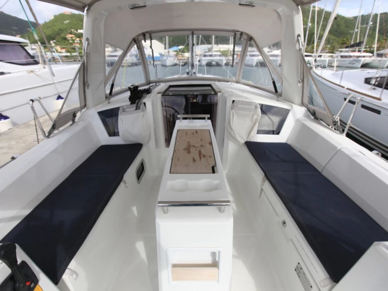 Pronajmout si Bénéteau Oceanis 35.1 v Road Town