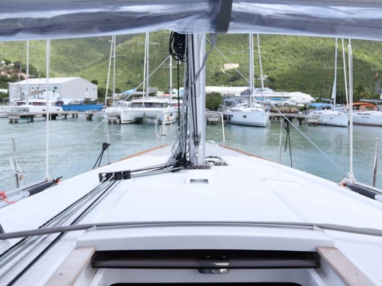 Pronajmout si Bénéteau Oceanis 38.1 v Road Town