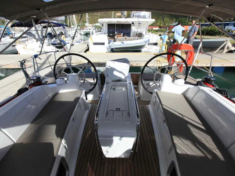 Pronajmout Plachetnice se skipperem či ne Jeanneau v Road Town