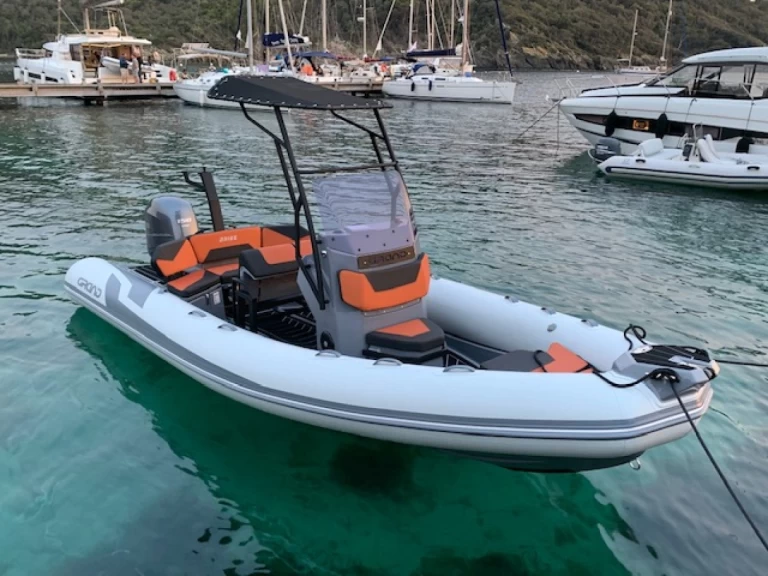 Grand Boats Drive D600 Lux jednotlivci a charterové společnosti v Bormes-les-Mimosas