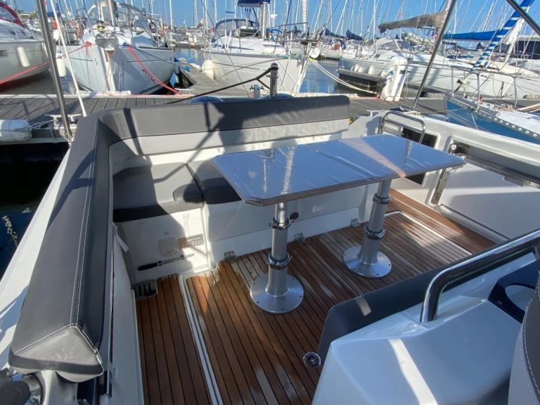 Pronájem Motorová loď Jeanneau s licencí