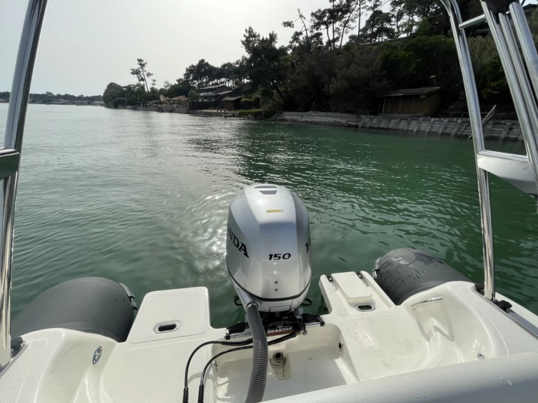 Pronajmout Polotuhá loď se skipperem či ne Bsc v Grand Piquey