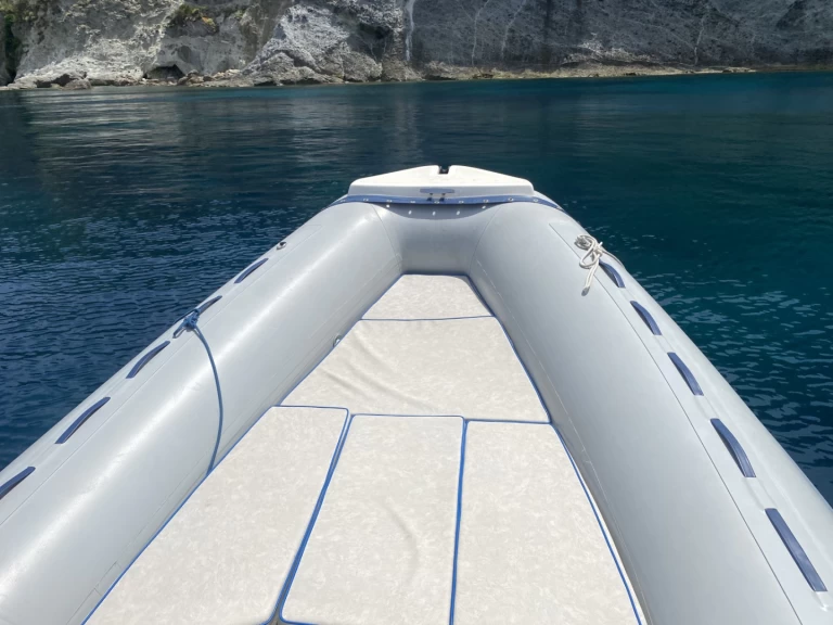 Pronájem Polotuhá loď Bwa s licencí