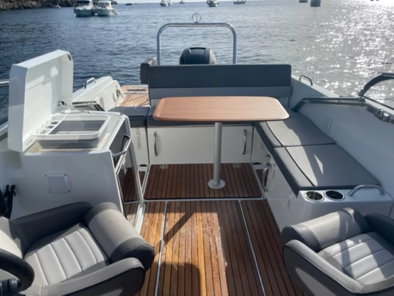 Pronajmout Motorová loď se skipperem či ne Jeanneau v Saint-Cyr-sur-Mer