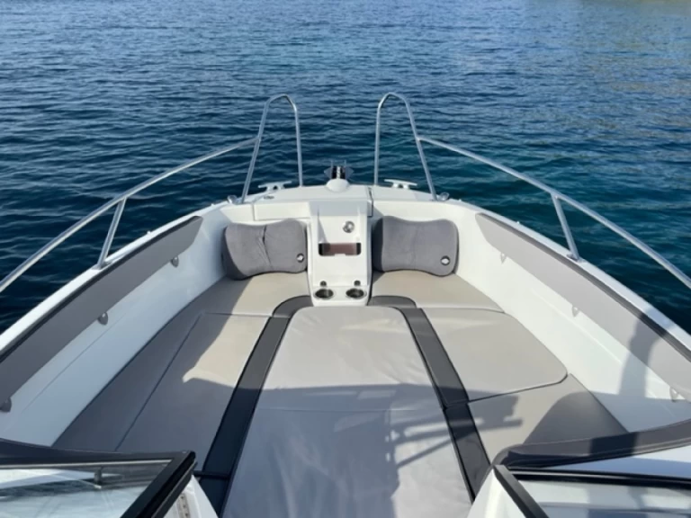 Pronájem Motorová loď Jeanneau s licencí