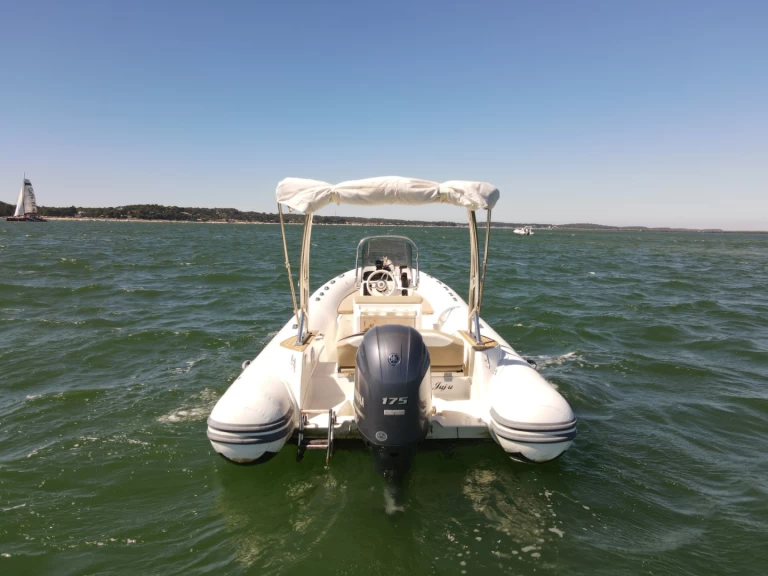 Pronajmout Polotuhá loď se skipperem či ne Capelli v Grand Piquey