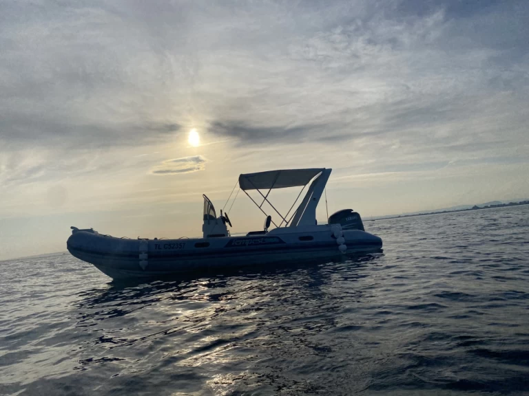Pronajmout Polotuhá loď se skipperem či ne Capelli v Port-Camargue