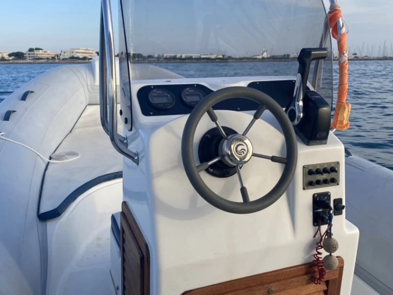 Polotuhá loď k pronájmu v Port-Camargue za nejlepší cenu