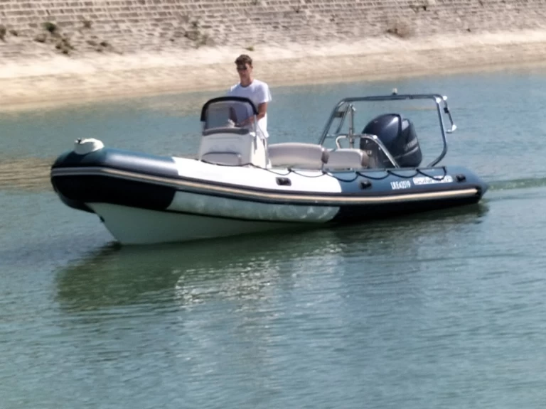 Pronájem Polotuhá loď Bombard s licencí
