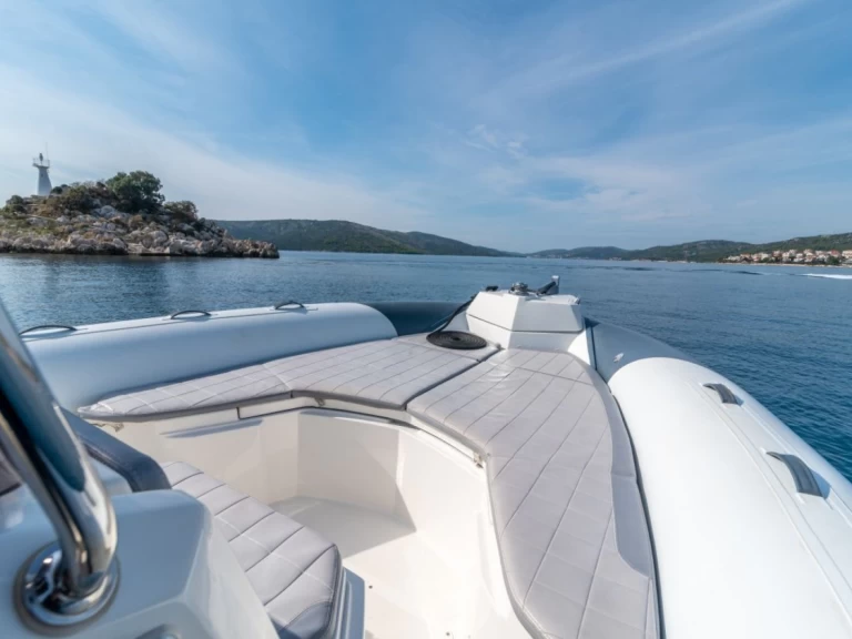 Pronajmout si Marlin Boat Dynamic 790 pro v Trogirski Zaliv