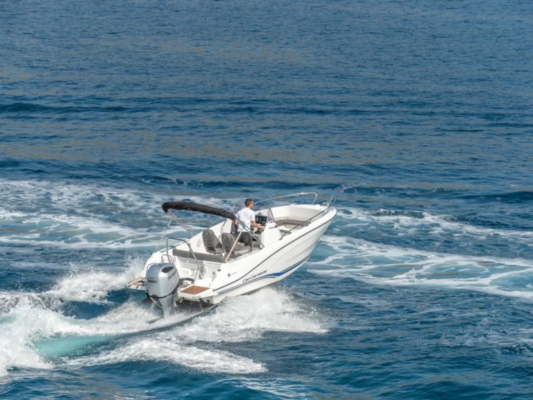 Pronajmout Motorová loď se skipperem či ne Jeanneau v Trogirski Zaliv