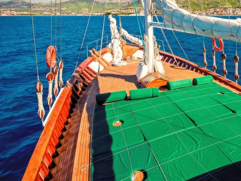 Pronajmout si Aegean Yacht Alisa v Stobreč