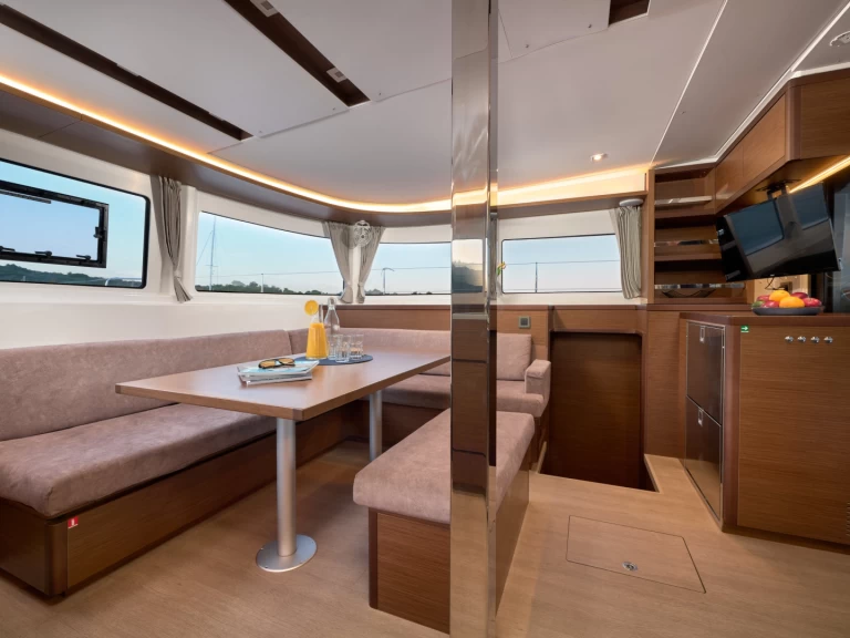 Katamarán k pronájmu v Trogir za nejlepší cenu