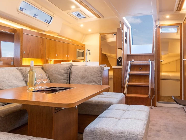 Plachetnice k pronájmu v Alimos za nejlepší cenu