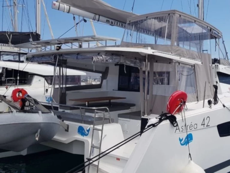 Pronájem Katamarán v Lavrio -Fountaine Pajot Astrea 42