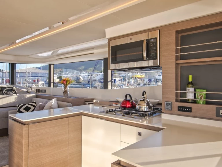 Pronájem Katamarán Lagoon s licencí