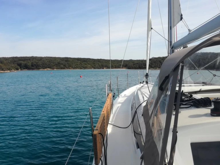 Pronajmout si Jeanneau Sun Odyssey 410 v Punat