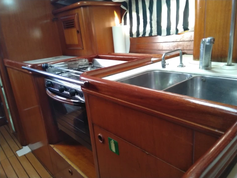 Pronajmout si Bénéteau Oceanis 411 Clipper v Alimos