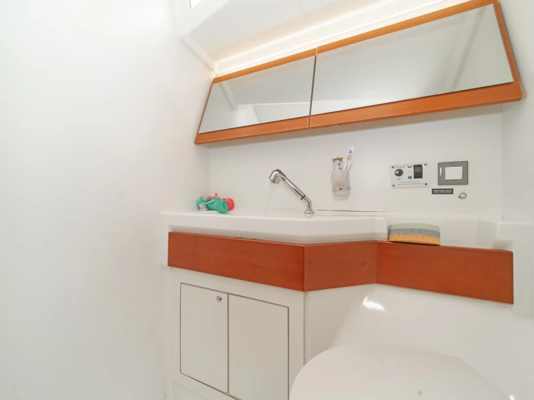 Pronajmout Plachetnice se skipperem či ne Bénéteau v Alimos