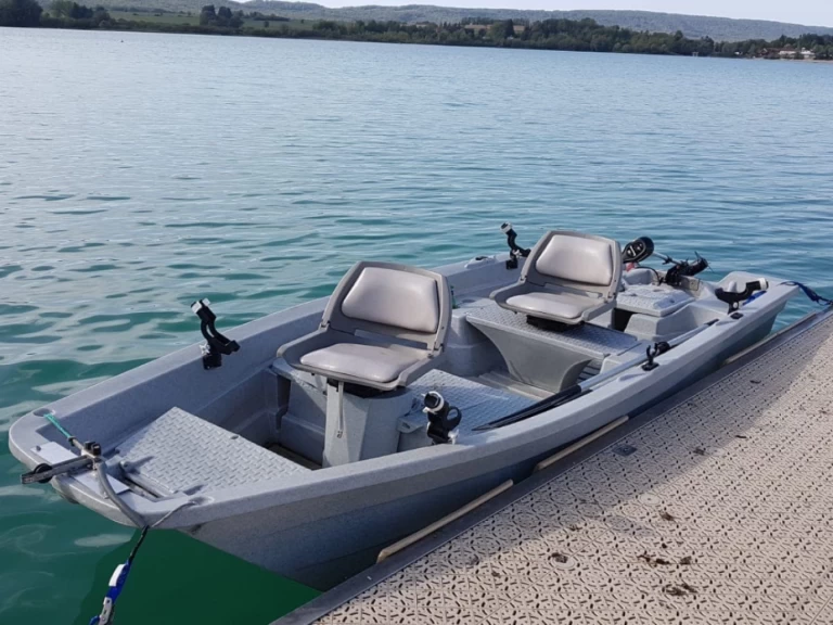 Silurine 4m jednotlivci a charterové společnosti v La Tour-du-Meix