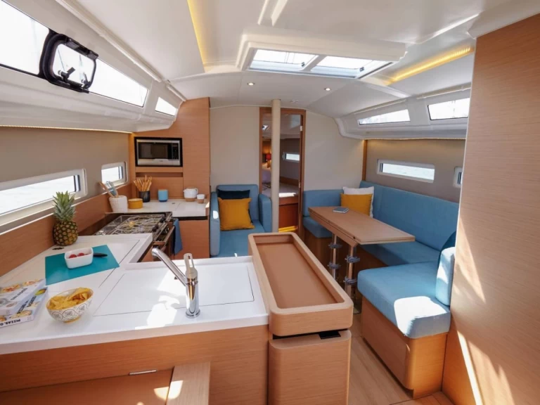 Jeanneau Sun Odyssey 410 jednotlivci a charterové společnosti v Saint-Mandrier-sur-Mer