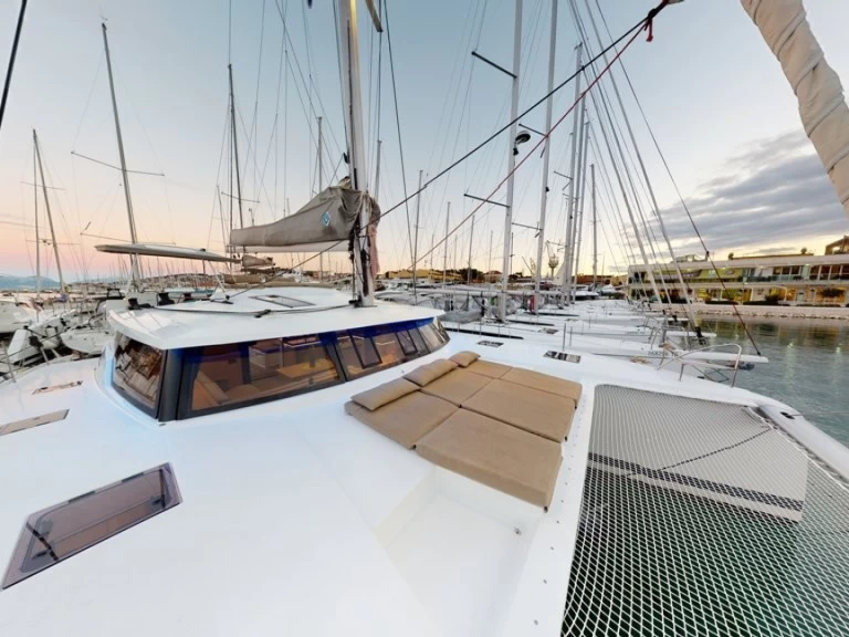 Fountaine Pajot Saona 47 jednotlivci a charterové společnosti v Trogir