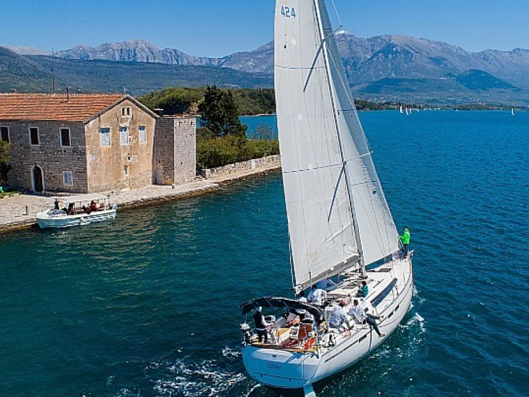 Pronajmout si Bavaria Cruiser 46 v Kotor