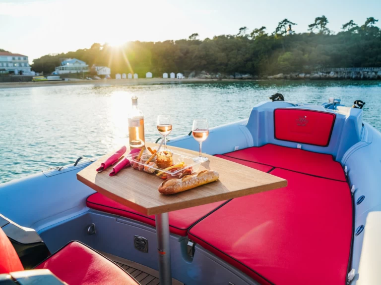 Pronájem Polotuhá loď v L'Herbaudière -Prua al vento Thor 700