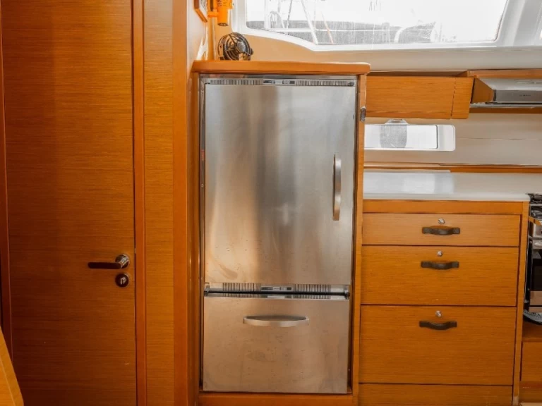 Plachetnice k pronájmu v Alimos za nejlepší cenu