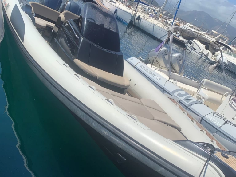 Pronájem Polotuhá loď Lomac s licencí