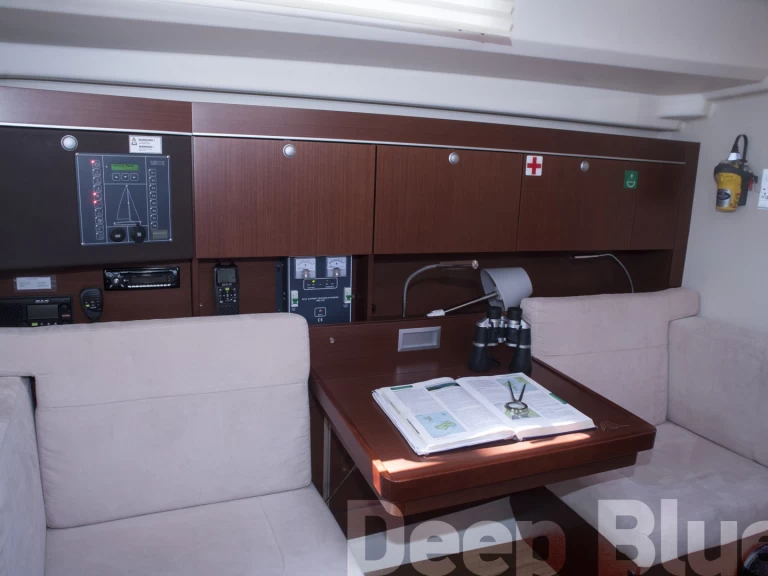 Hanse Hanse 415 jednotlivci a charterové společnosti v Lavrio