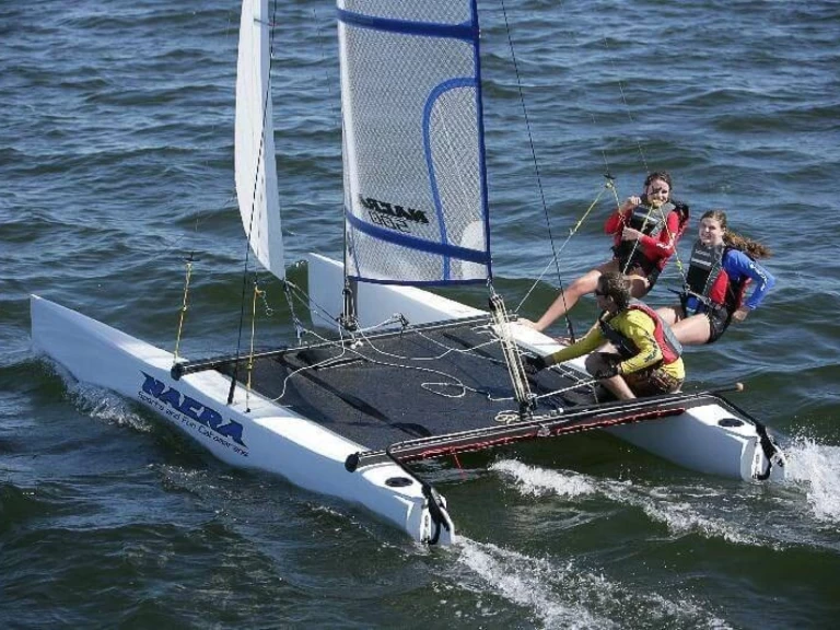 Pronájem lodi Carnac lákavé ceny 500 FUN