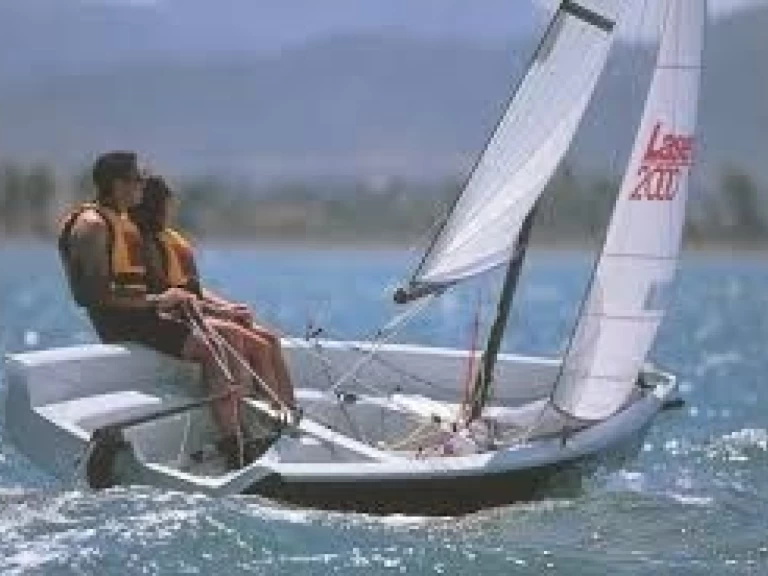 LASER PERFORMANCE LASER 2000 jednotlivci a charterové společnosti v Carnac