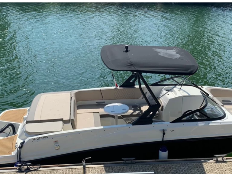 Bayliner VR6 jednotlivci a charterové společnosti v Cannes